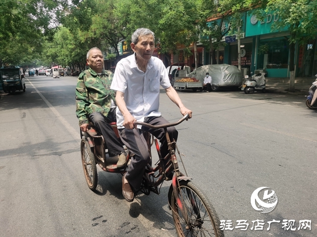 五十年守護患病兄長 古稀老人王二軍演繹手足情深
