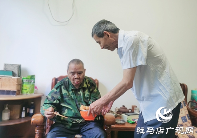 五十年守護患病兄長 古稀老人王二軍演繹手足情深