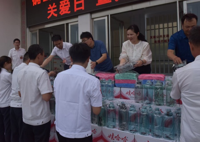 中華保險(xiǎn)駐馬店中心支公司參加“全國(guó)公交司機(jī)關(guān)愛日”活動(dòng)
