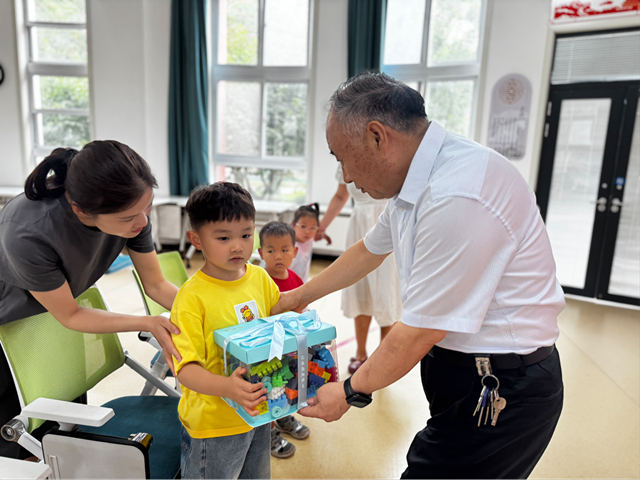 張銀良看望融合教育幼兒園的特殊兒童