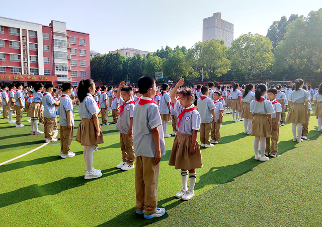 駐馬店市第二十三小學舉行春季新隊員入隊儀式
