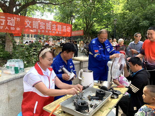 駐馬店經(jīng)濟開發(fā)區(qū)紅十字天中救援隊開展便民服務(wù)進社區(qū)活動