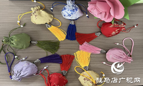 “巧手縫香囊 安康迎端午”——駐馬店市第三十三小學工會組織開展端午節(jié)手工制作香囊活動