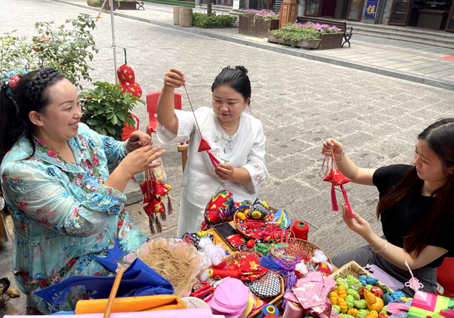 一針一線傳古韻 端午香包寄情思