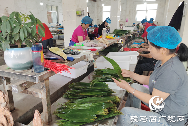 驛城區(qū)香山街道：黨建引領(lǐng)促增收 粽葉飄香趕訂單