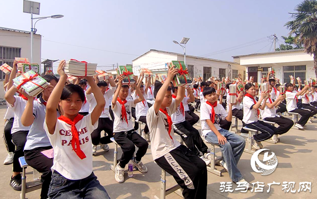 書(shū)香沁潤(rùn)?quán)l(xiāng)村校園 愛(ài)心點(diǎn)亮“六一”童夢(mèng)