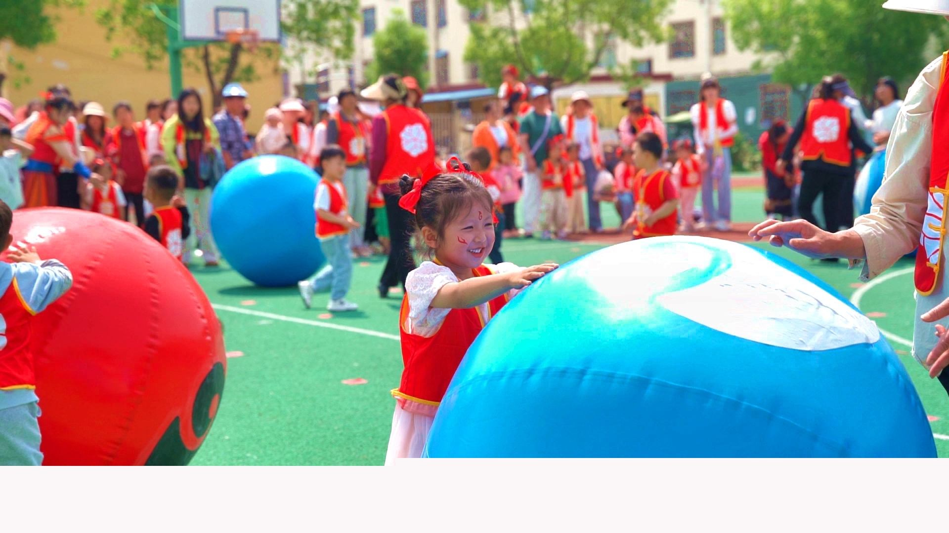 正陽縣王勿橋鄉(xiāng)大風(fēng)車幼兒園舉行“哪吒之魔童鬧海”慶六一親子趣味運(yùn)動(dòng)會(huì)