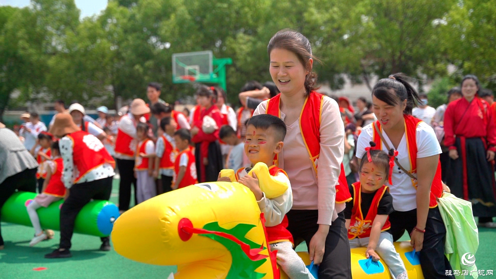  正陽縣王勿橋鄉(xiāng)大風(fēng)車幼兒園舉行“哪吒之魔童鬧海”慶六一親子趣味運(yùn)動(dòng)會(huì)