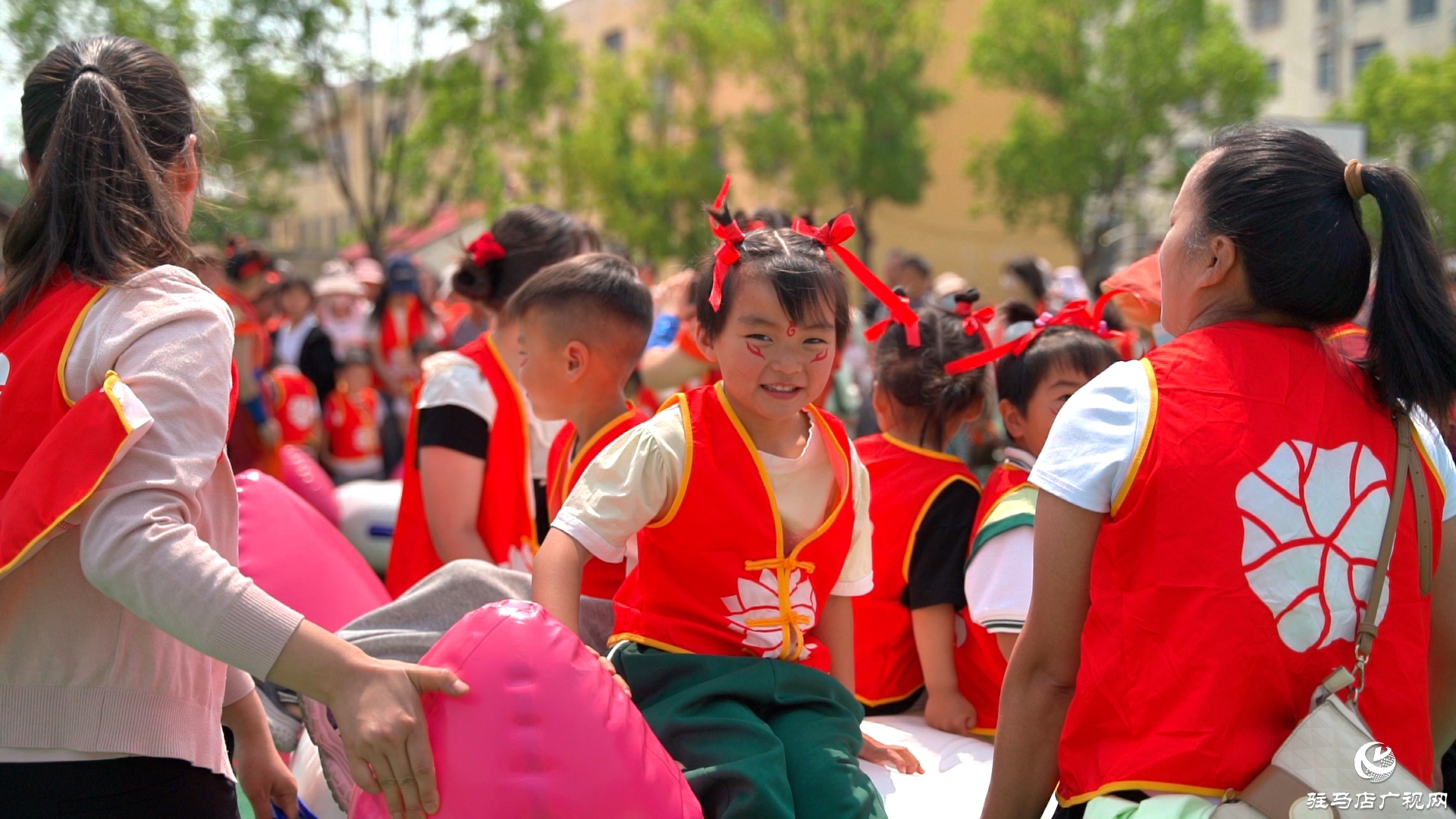  正陽縣王勿橋鄉(xiāng)大風(fēng)車幼兒園舉行“哪吒之魔童鬧海”慶六一親子趣味運(yùn)動(dòng)會(huì)