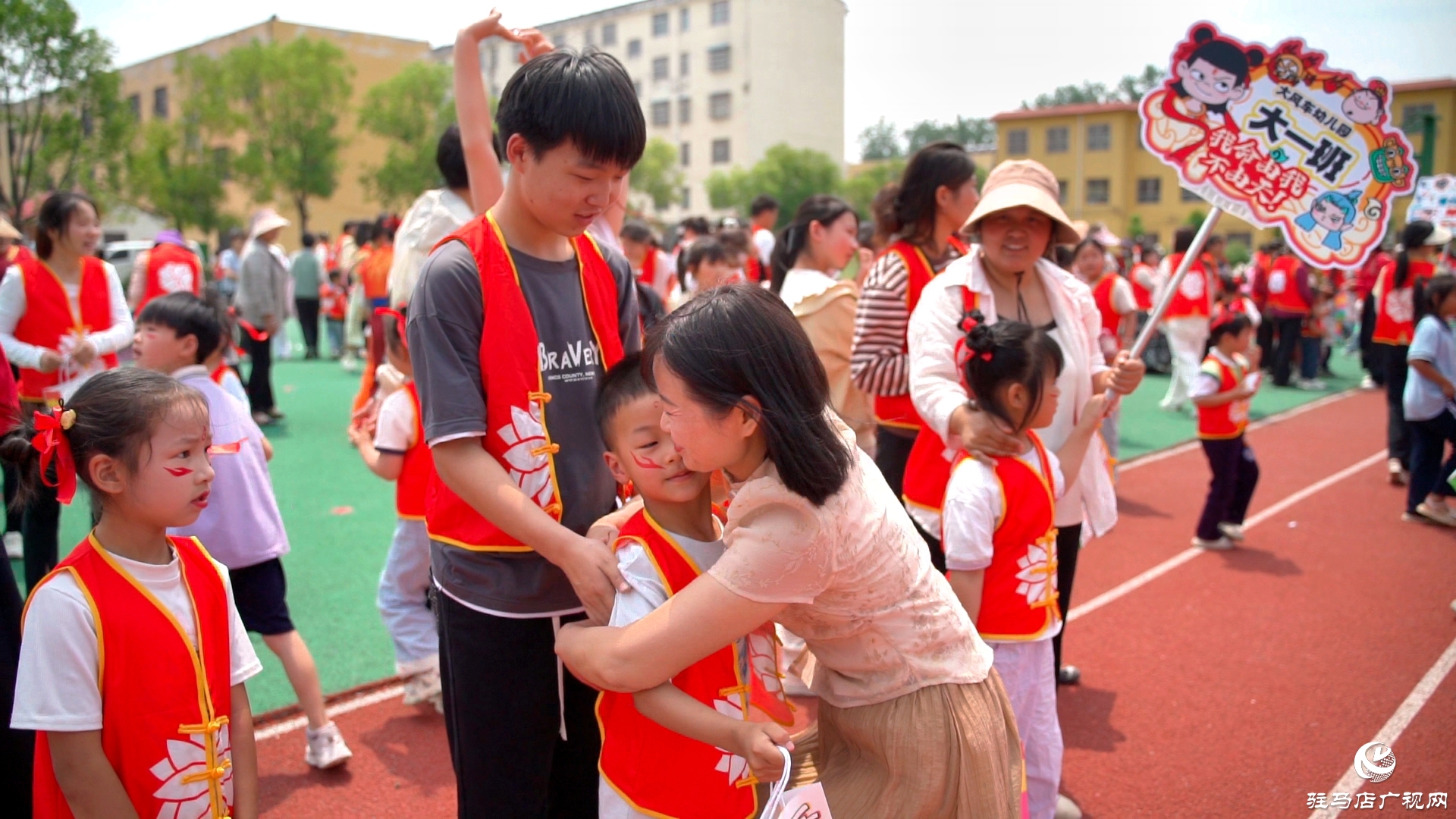  正陽縣王勿橋鄉(xiāng)大風(fēng)車幼兒園舉行“哪吒之魔童鬧海”慶六一親子趣味運(yùn)動(dòng)會(huì)