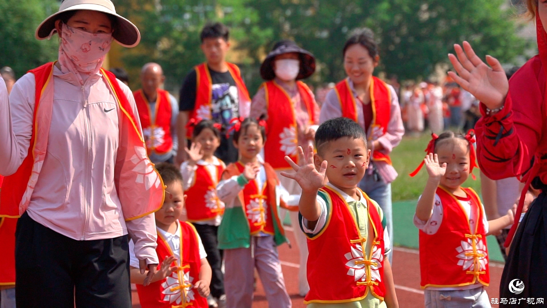  正陽縣王勿橋鄉(xiāng)大風(fēng)車幼兒園舉行“哪吒之魔童鬧海”慶六一親子趣味運(yùn)動(dòng)會(huì)