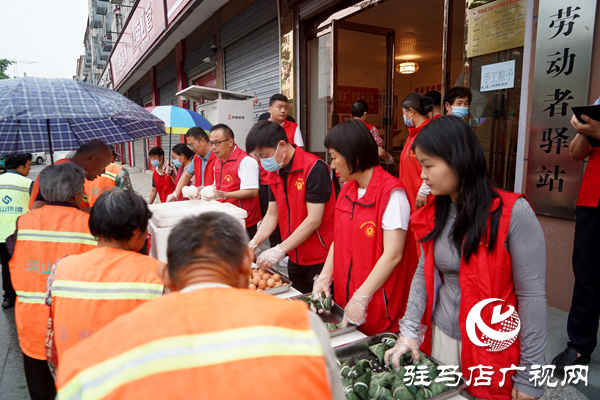 端午粽香暖人心：平輿縣開(kāi)展“我們的節(jié)日—端午節(jié)”關(guān)愛(ài)環(huán)衛(wèi)工人文明實(shí)踐活動(dòng)  