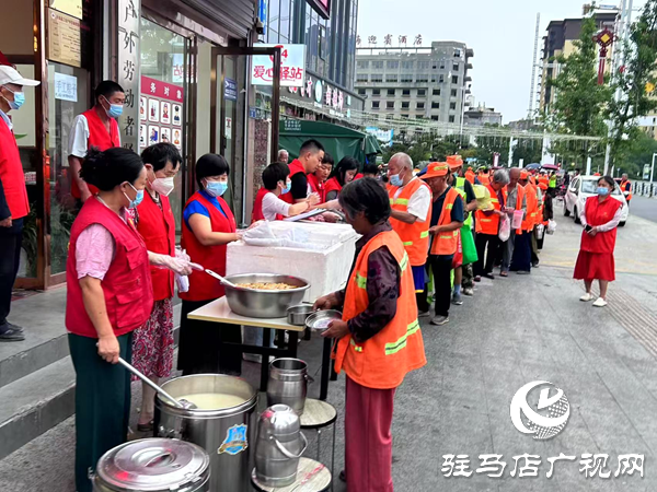 端午粽香暖人心：平輿縣開(kāi)展“我們的節(jié)日—端午節(jié)”關(guān)愛(ài)環(huán)衛(wèi)工人文明實(shí)踐活動(dòng)  