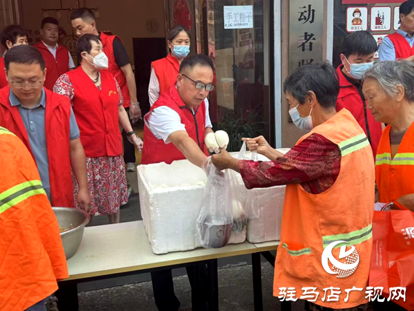 端午粽香暖人心：平輿縣開(kāi)展“我們的節(jié)日—端午節(jié)”關(guān)愛(ài)環(huán)衛(wèi)工人文明實(shí)踐活動(dòng)  