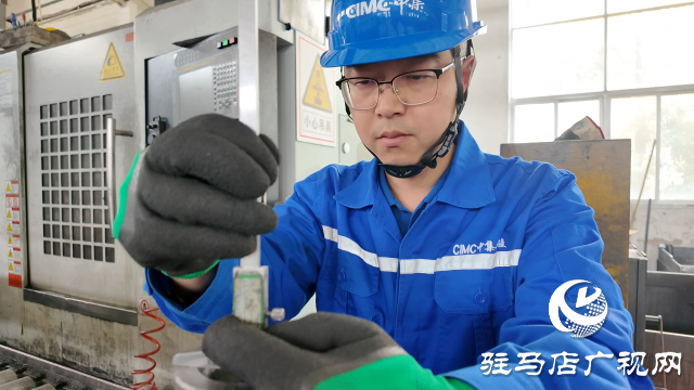 全國勞動模范鐘源：匠心獨具淬火成鋼 星光成炬綻耀輝煌