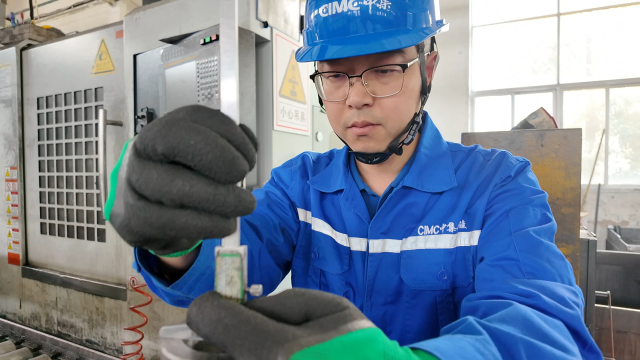 全國勞動模范鐘源：匠心獨具淬火成鋼 星光成炬綻耀輝煌