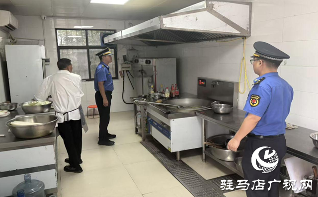 駐馬店市示范區(qū)城管局開(kāi)展露天燒烤及餐飲油煙整治工作