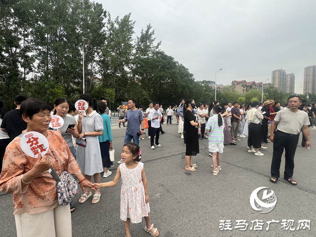 高考第一天：家長的祝福與期待 為學(xué)子點(diǎn)亮追夢路