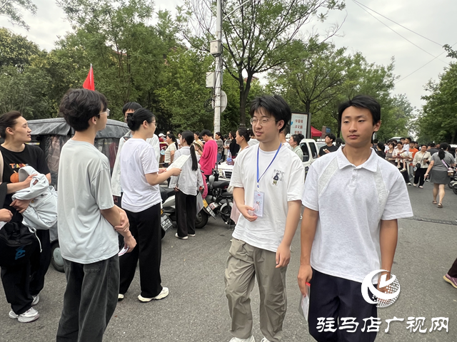 高考第一天：家長的祝福與期待 為學(xué)子點(diǎn)亮追夢路