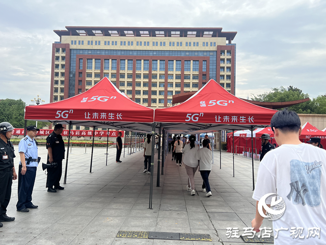 高考第一天：家長的祝福與期待 為學(xué)子點(diǎn)亮追夢路