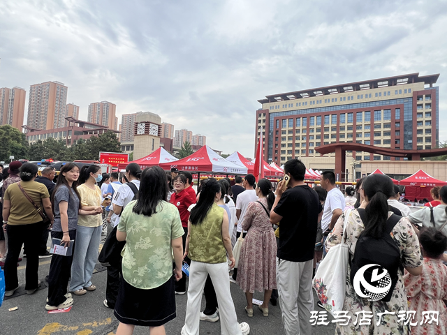 高考第一天：家長的祝福與期待 為學(xué)子點(diǎn)亮追夢路