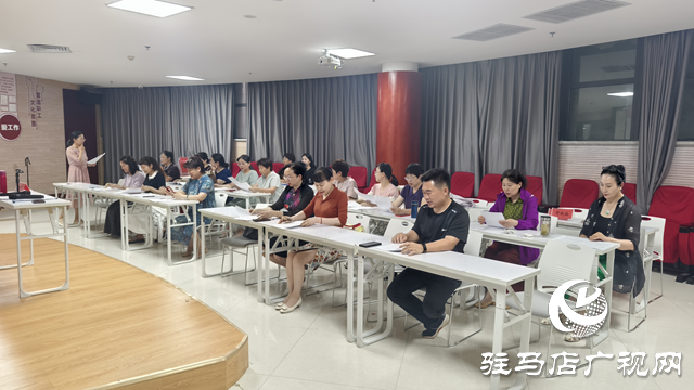 駐馬店市總工會職工夜校美化聲音班學員畢業(yè)作品排練進行時