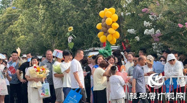 駐馬店：高考結束 親友“花式”迎接暖心滿滿