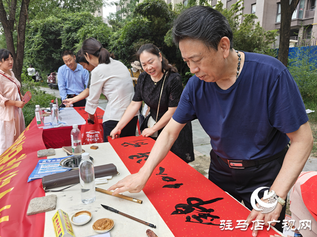 駐馬店市書畫研究院開展高考送祝?；顒?dòng)