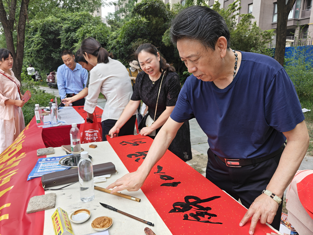 駐馬店市書畫研究院開展高考送祝?；顒?dòng)