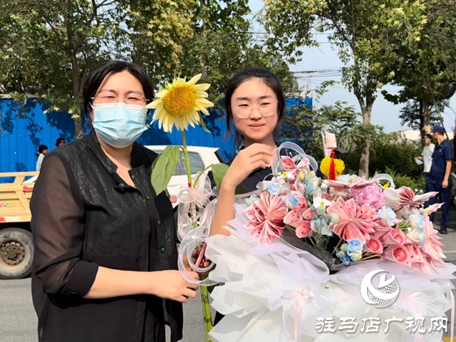 駐馬店：高考結束 親友“花式”迎接暖心滿滿