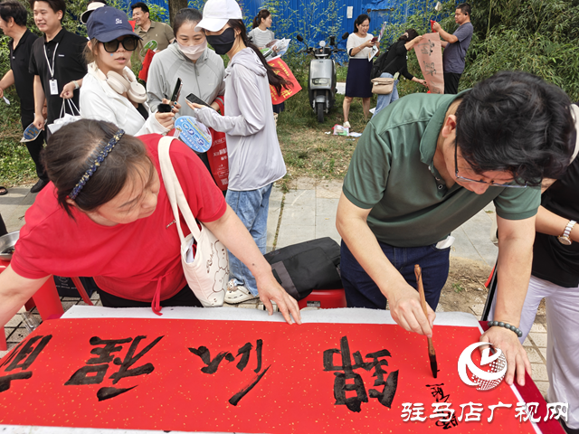 駐馬店市書畫研究院開展高考送祝?；顒?dòng)