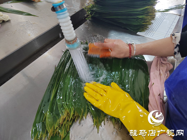 驛城區(qū)香山街道閆樓村：粽葉飄香產業(yè)旺 群眾家門口端穩(wěn)就業(yè)“飯碗”