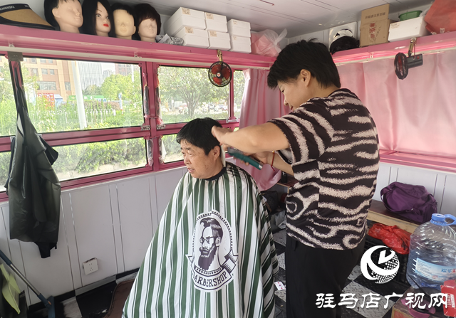 移動(dòng)理發(fā)站駛?cè)霟熁鹑碎g 便民小巴士剪出新式市井溫情