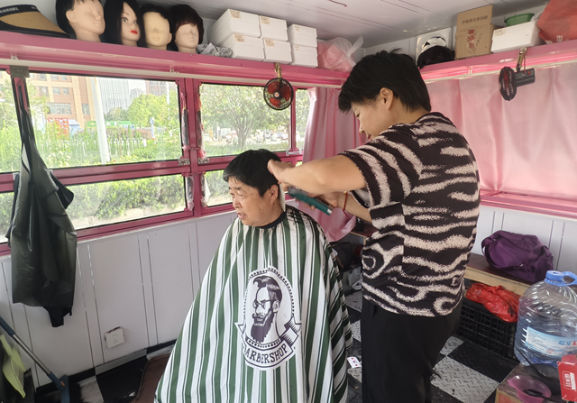 移動(dòng)理發(fā)站駛?cè)霟熁鹑碎g 便民小巴士剪出新式市井溫情