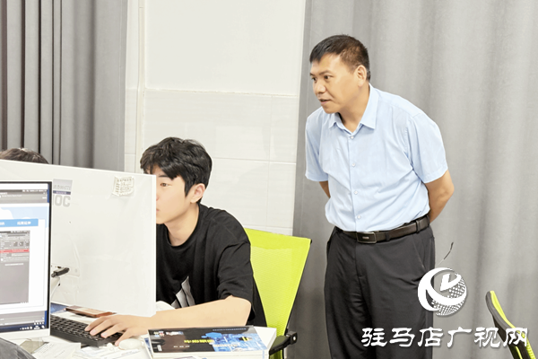 駐馬店職業(yè)技術(shù)學(xué)院校長(zhǎng)宋華民深入北校區(qū)聽課調(diào)研