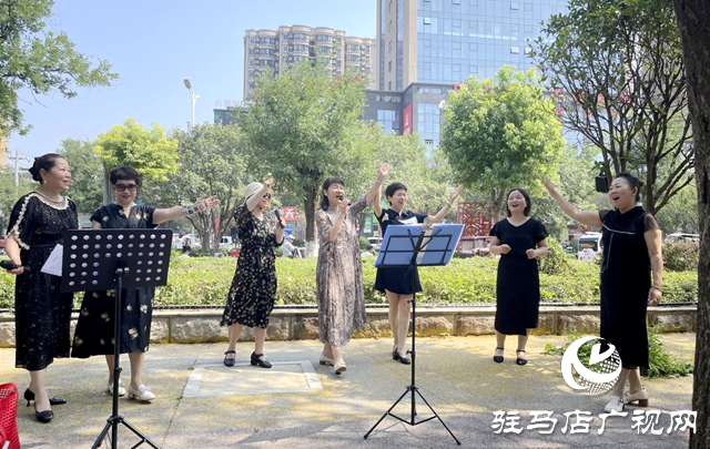 盛夏奏響銀發(fā)樂章 街頭藝術(shù)家燃情綻放城市舞臺