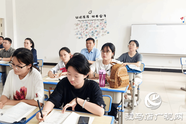 駐馬店職業(yè)技術(shù)學(xué)院校長(zhǎng)宋華民深入北校區(qū)聽課調(diào)研