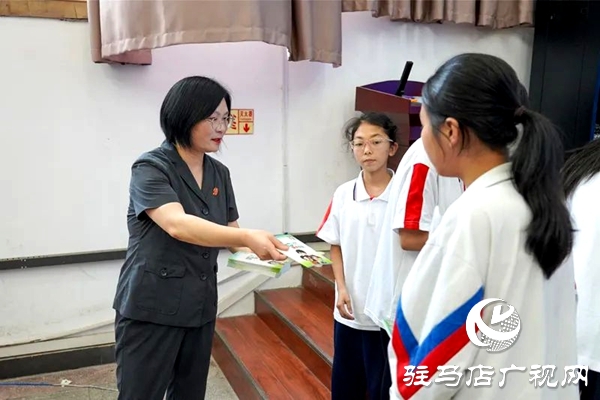 平輿縣人民法院法官麻小啟走進平輿二中為師生帶來一堂干貨滿滿的法治教育課
