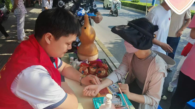  “獻(xiàn)血傳遞希望，攜手挽救生命”——駐馬店市中醫(yī)院開展“6?14世界獻(xiàn)血者日”義診宣傳活動