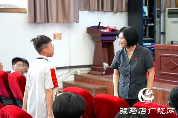 平輿縣人民法院法官麻小啟走進平輿二中為師生帶來一堂干貨滿滿的法治教育課