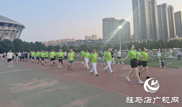 百人踏歌燃動天中夏夜！駐馬店健步團走出健身新潮流