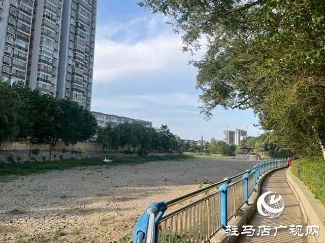 駐馬店市南海公園湖水干涸見底 記者實(shí)地探訪