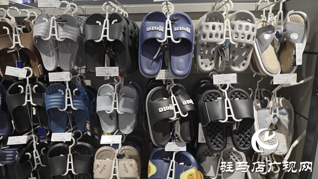 夏日街頭“涼拖經(jīng)濟(jì)”爆火！洞洞鞋銷量激增