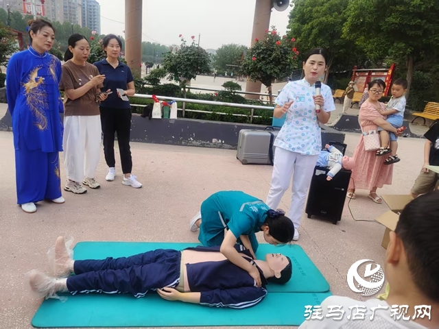  西平縣“中醫(yī)藥夜市文化義診”受熱捧