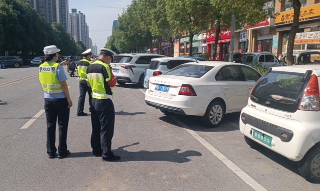 駐馬店市公安局交警支隊開發(fā)區(qū)大隊集中整治車輛亂停亂放行為