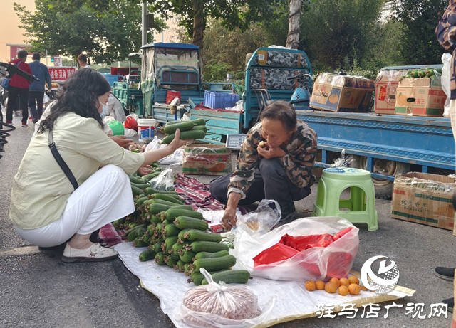 秤桿揚起的人間煙火 駐馬店濱河路大集詮釋滾燙生活氣息