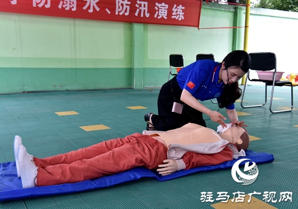平輿縣蛟龍應(yīng)急義務(wù)救援協(xié)會(huì)走進(jìn)古槐六小開展防溺水防汛安全演練活動(dòng) 