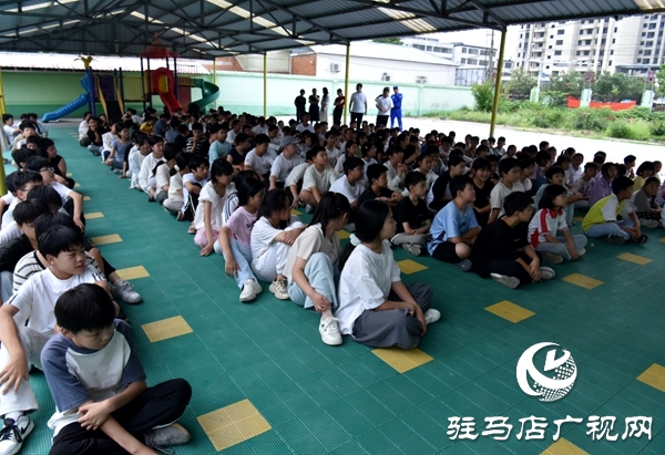 平輿縣蛟龍應(yīng)急義務(wù)救援協(xié)會(huì)走進(jìn)古槐六小開展防溺水防汛安全演練活動(dòng) 