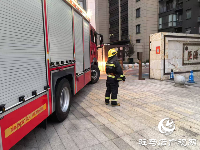 駐馬店市城鄉(xiāng)一體化示范區(qū)消防救援大隊深入轄區(qū)住宅小區(qū)開展夜間實車測試工作
