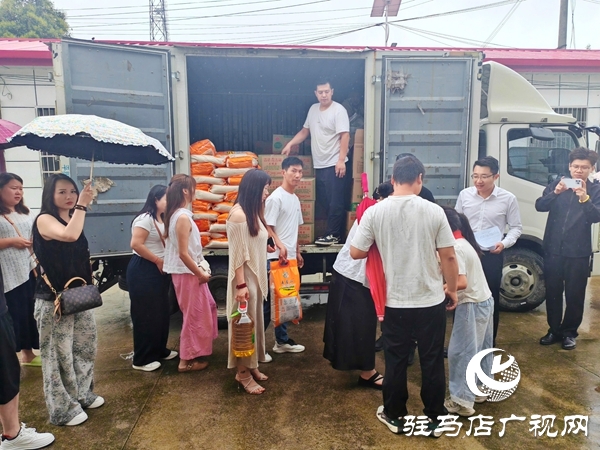 愛(ài)心企業(yè)情系平輿 9萬(wàn)元善款情暖留守兒童